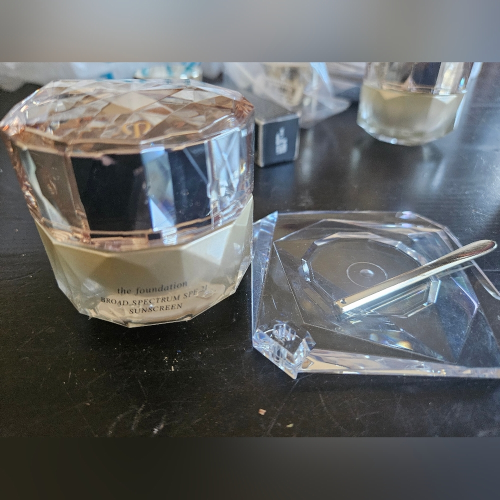 Cle de peau foundation o60 sealed